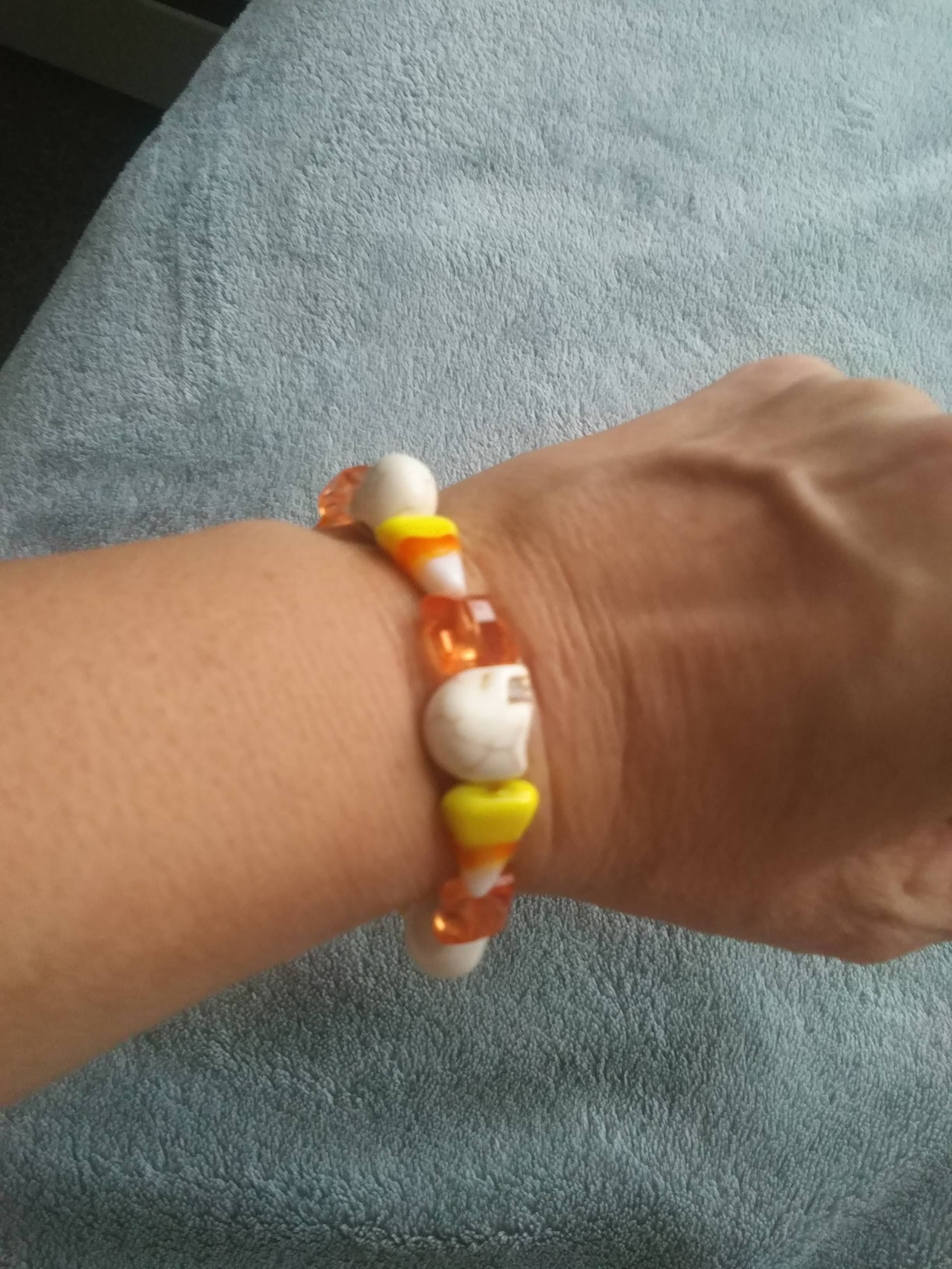 Festive Candy Corn Stretch Bracelet – Spooky & Fun Halloween Accessory