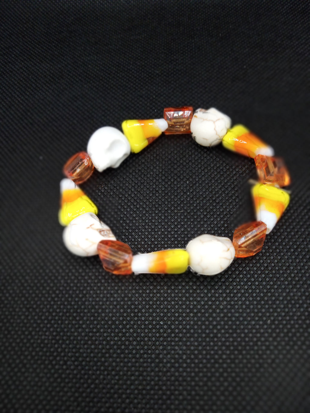 Festive Candy Corn Stretch Bracelet – Spooky & Fun Halloween Accessory